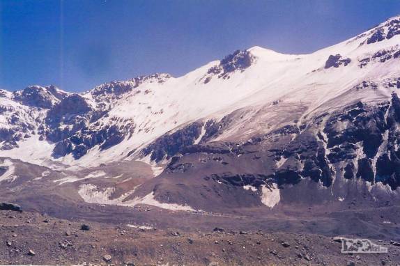 Montanhas nevadas cercam Plaza de Mulas, acampamento aos pés do Aconcágua, no oeste da Argentina (temporada de 1998/99)